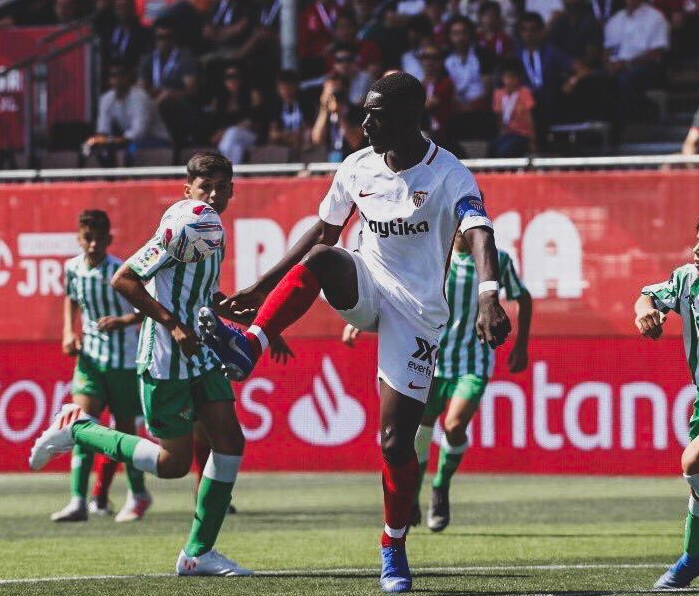 Espagne: A 12 ans, le sÃ©nÃ©galais Ibrahima Sow marque 29 buts avec les U12 de Seville - Un groupe de personnes regardant un match de football - Football canadien