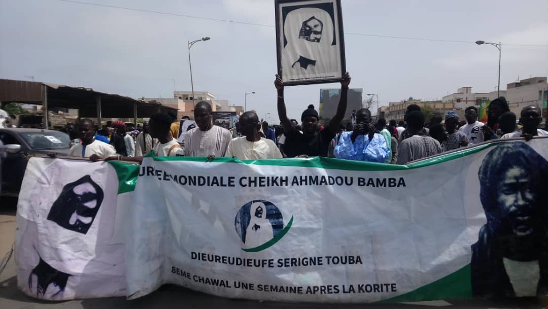 - Un groupe de personnes debout devant une foule - Cheikh Anta Diop University