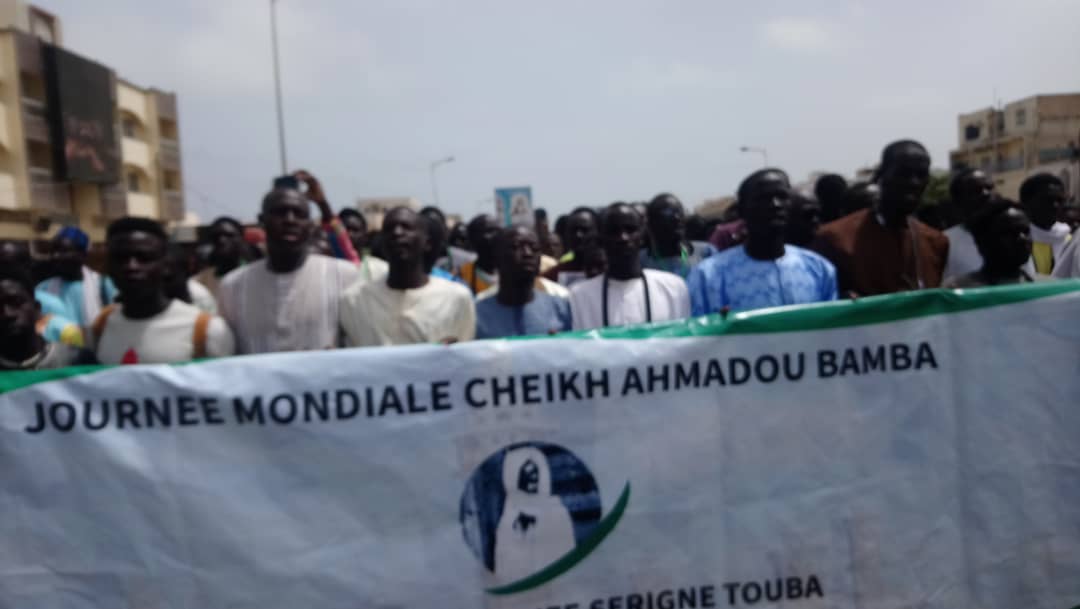  - Un groupe de personnes devant une foule - Protestation