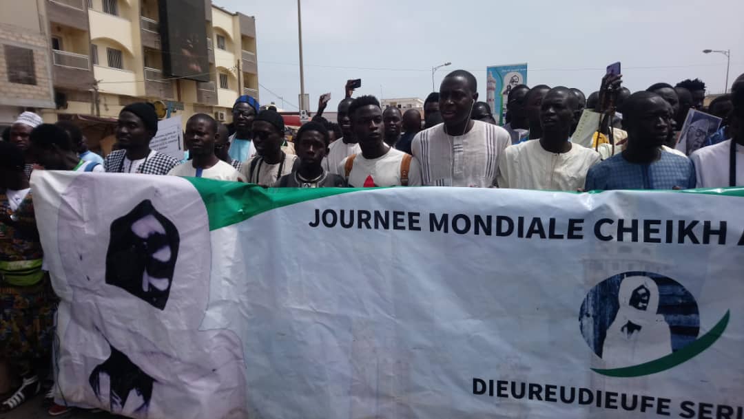  - Un homme debout devant une foule - Protestation