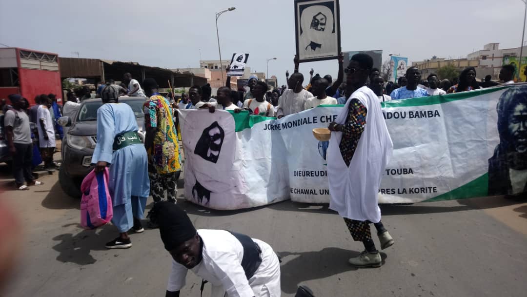  - Un groupe de personnes regardant un homme faisant un tour sur une planche à roulettes - 12 Juin