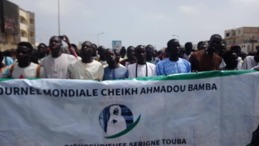 - Un groupe de personnes debout devant une foule - Dakarmidi