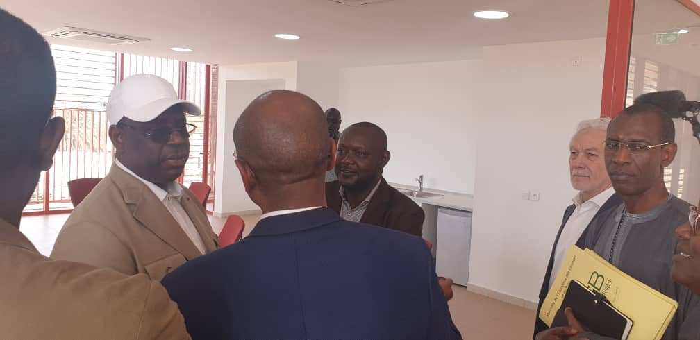  - Un groupe de personnes qui se regardent - Macky Sall