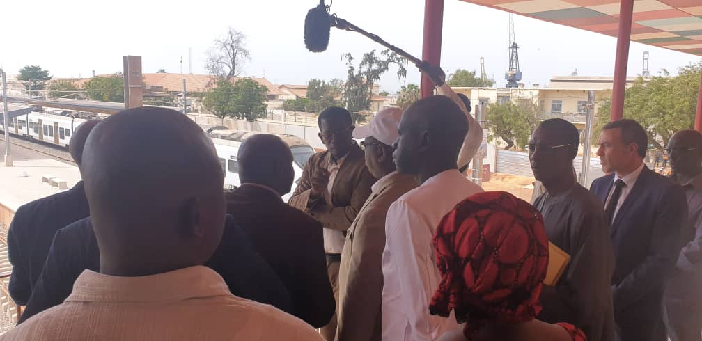  - Un groupe de personnes debout devant une foule - Macky Sall