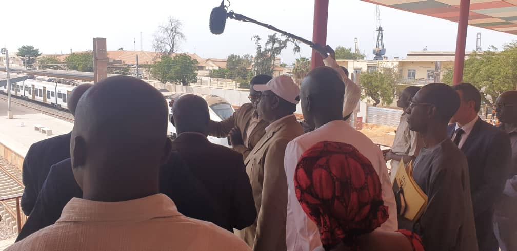  - Un groupe de personnes assises dans une gare - Foule