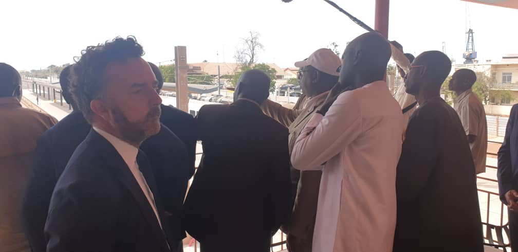  - Un groupe de personnes debout à côté d'un homme - Macky Sall