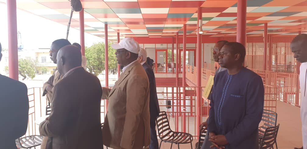 - Un homme debout à côté d'un bâtiment - Macky Sall