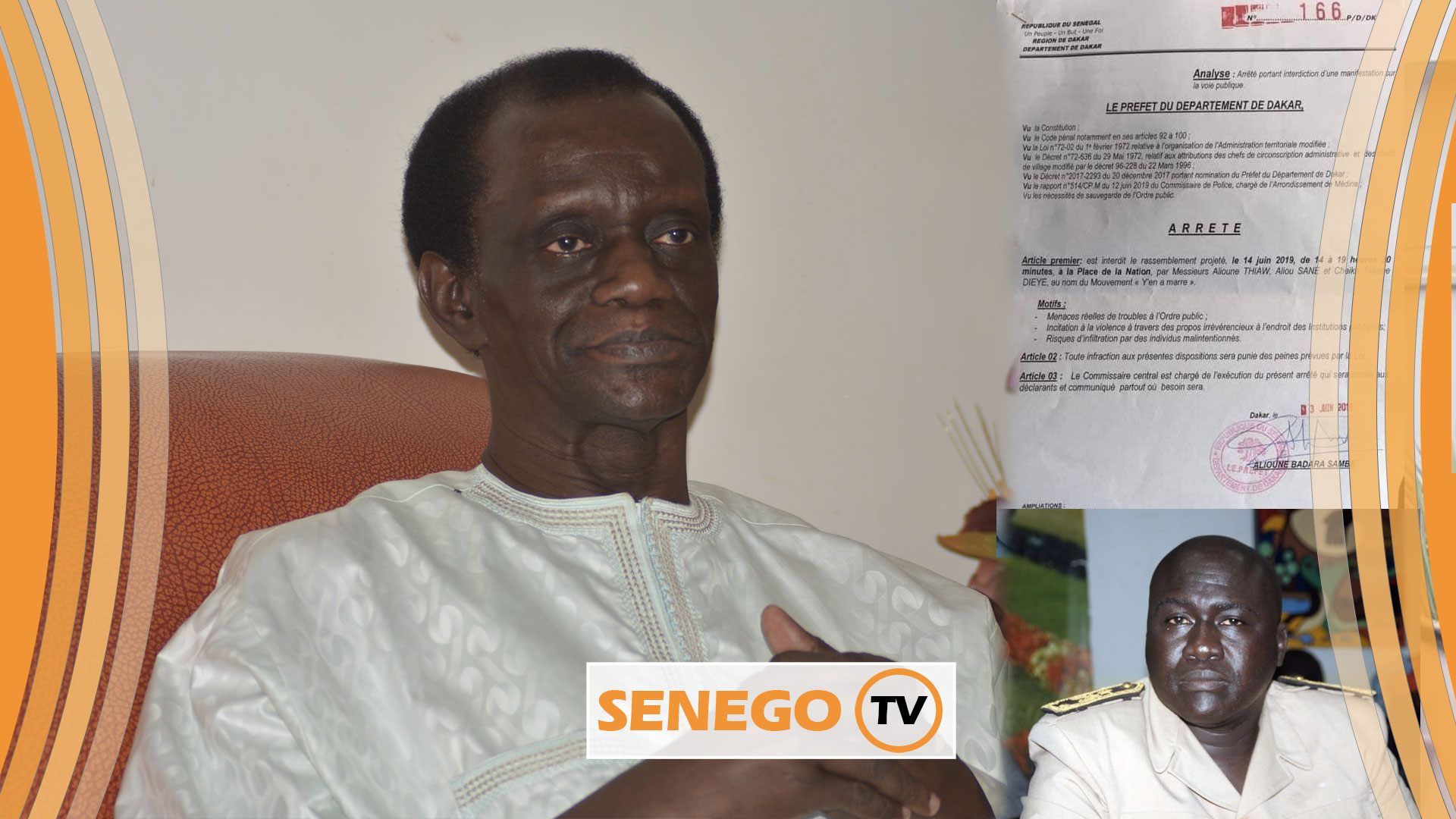 Senego TV : « L’interdiction de la manif de Aar Li Nu Bokk est antidémocratique » (Mame Mactar Gueye) - Idrissa Seck holding a sign -