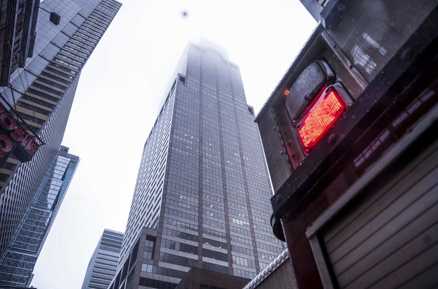Vidéo – Un hélicoptère s’écrase sur un immeuble de Manhattan (Etats-Unis)