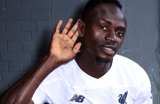 Liverpool : Sadio Mané présente le nouveau maillot des Reds (vidéo)