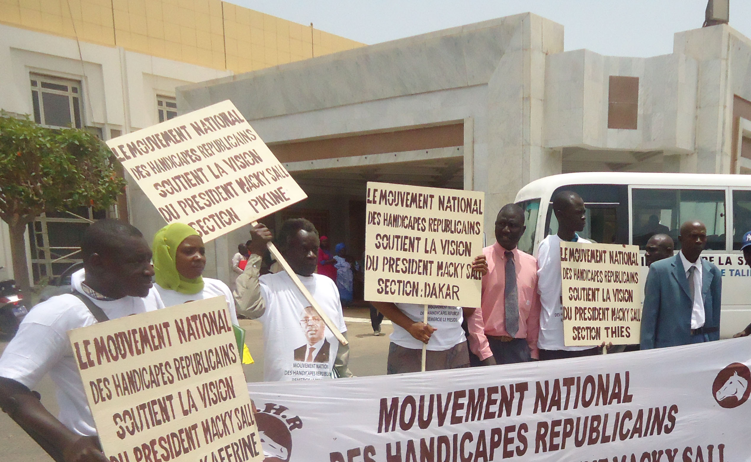 Pétrole et gaz : Le mouvement des handicapés républicains appellent à un apaisement - Un groupe de personnes près d'un signe - Macky Sall