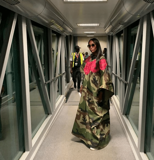 (03 photos) : Naomi Campbell quitte le Sénégal avec un boubou militaire
