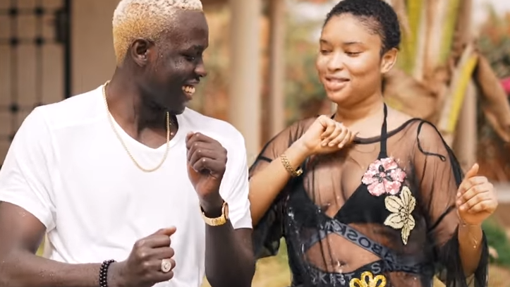 Soukeyna lynchée sur la toile : En bikini sexy avec Ngaaka, elle est…