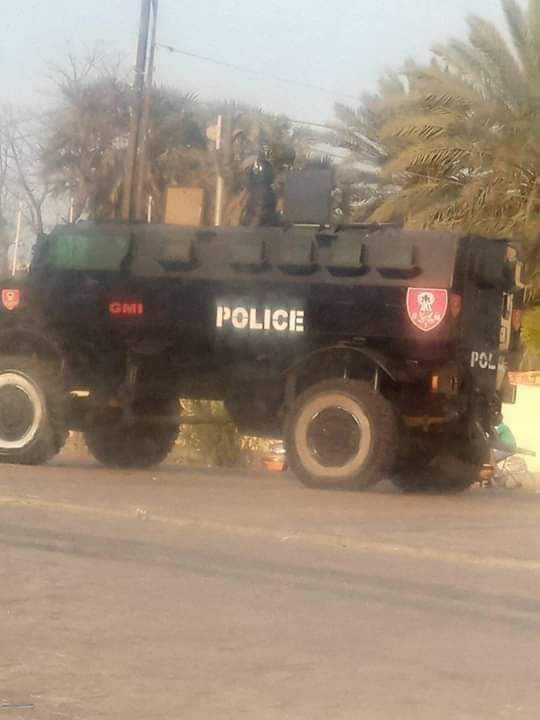 Rassemblement contre Aliou Sall et Timis : les lieux déjà bouclés (photos) - Un camion sur un chemin de terre - Pneus de véhicules automobiles