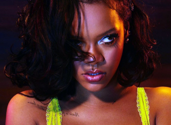 Rihanna irrésistible… (photos) - Une personne portant une chemise jaune - Rihanna