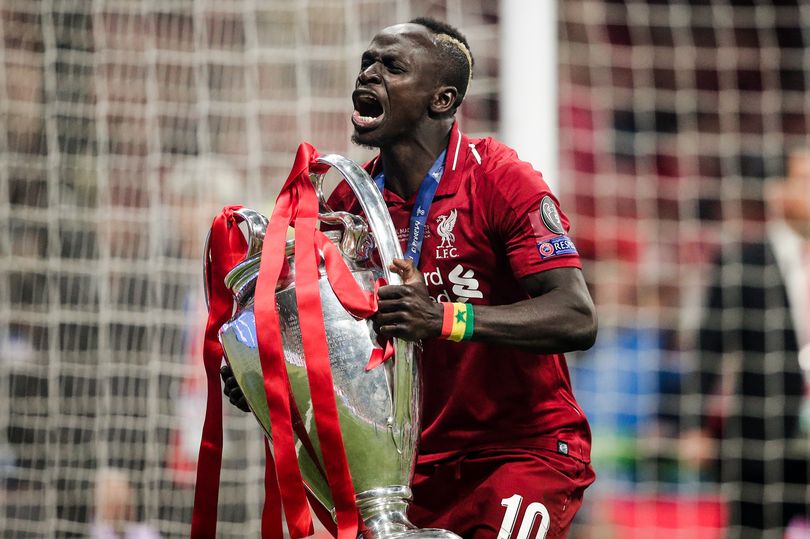 Arrêt sur image : Sadio Mané célèbre la victoire avec le trophée.. de la - Sadio Mane dans une chemise rouge - Liverpool fc.