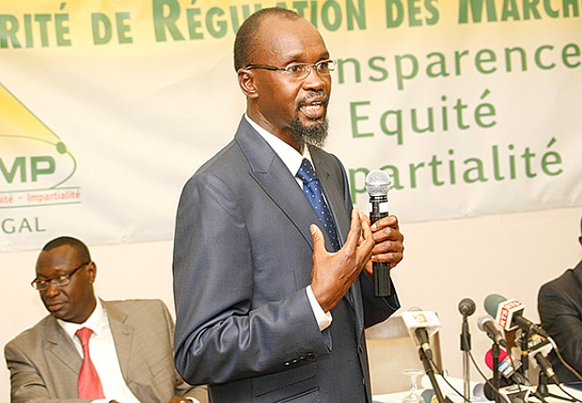 Gestion de l’eau : l’Armp requête la Sde… - Un homme en costume cravate - Macky Sall