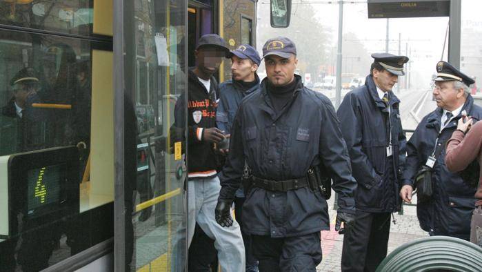 Italie : Un Sénégalais, sans billet, dans un bus,  attaque les policiers…