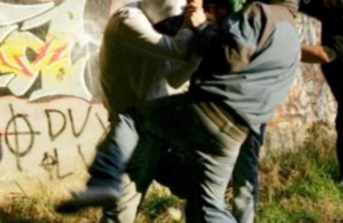 Italie : Un Sénégalais agressé en pleine rue… - Un groupe de personnes dans un champ - Harcèlement