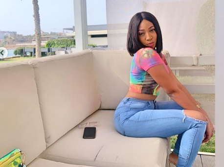 (03 photos) : Zeyna Ndour casual sexy en crop-top et jean déchiré