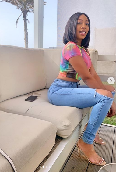 Brouillon auto - Une femme assise sur un canapé - Cuisse