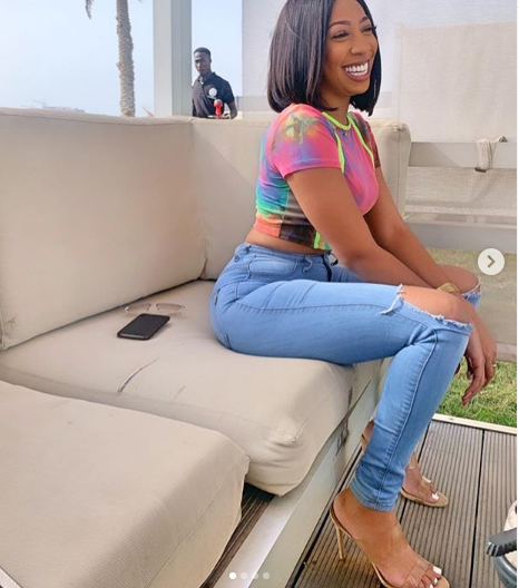 Brouillon auto - Une femme assise sur une chaise parlant sur un téléphone portable - Cuisse