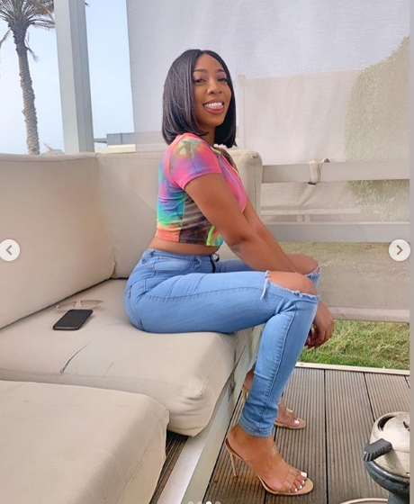 Brouillon auto - Pearl Modiadie assise sur un banc - Viviane Ndour