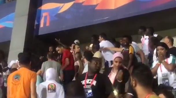 Bagarre entre journalistes dans les tribunes (vidéo)