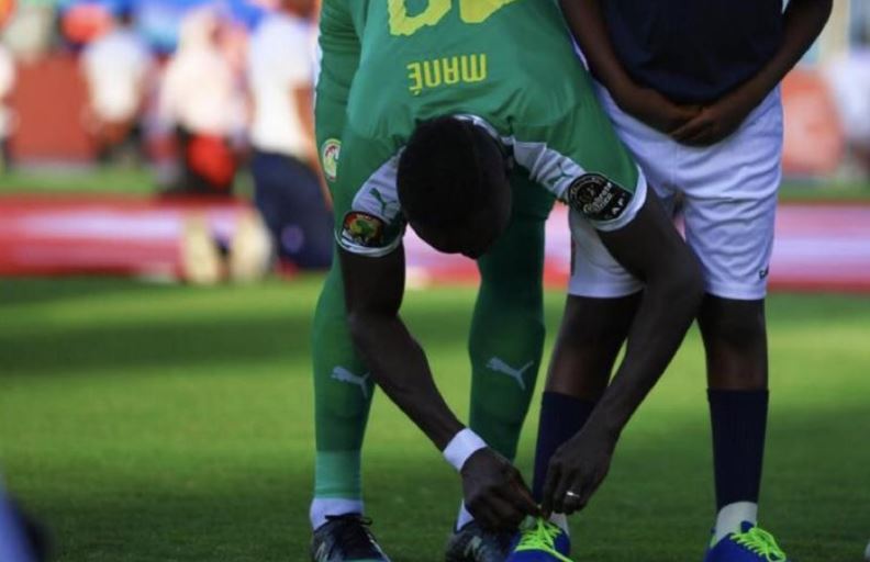 Arrêt sur image: Sadio Mané refait les lacets du garçon qui l’accompagne