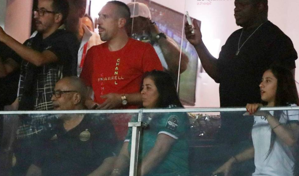 Finale de la Can : Ribery dans les vestiaires et les tribunes (photos)