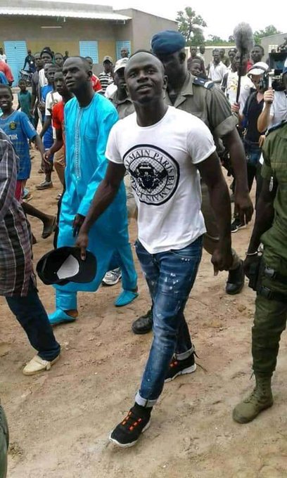 Sadio Mané a visité le lycée qu’il a construit dans son village natal