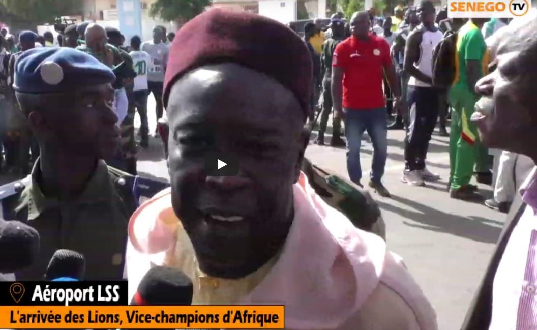 Arrivée des Lions : Mansour Sy Diamil tout joyeux (Senego TV)