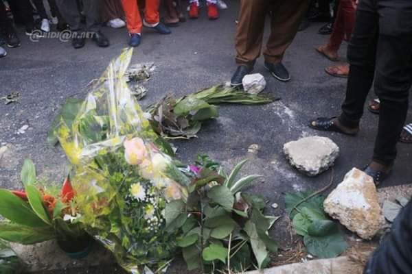 arafat 1 1 - Hommage à Dj Arafat : Sa mère dépose des gerbes de fleurs sur le lieu de...