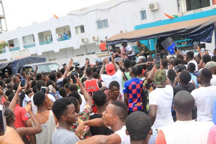 rip03 - Décès de Arafat Dj : Mobilisation de ses fans devant l’hôpital (Photos)