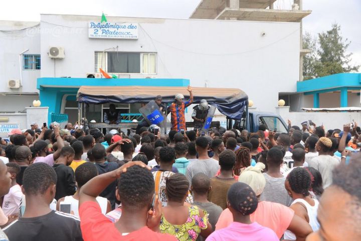 rip06 - Décès de Arafat Dj : Mobilisation de ses fans devant l’hôpital (Photos)