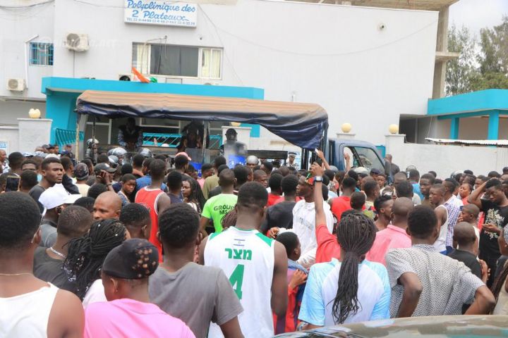 rip12 - Décès de Arafat Dj : Mobilisation de ses fans devant l’hôpital (Photos)