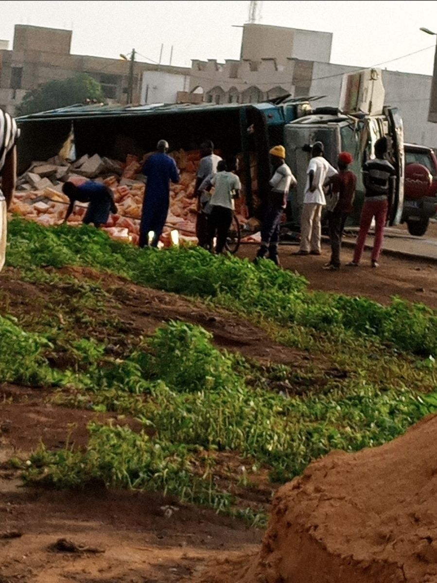 Kédougou : Un camion se renverse et fait 2 blessés