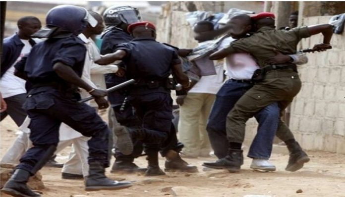 Le Commissaire de Guinaw Rail et un civil se bagarrent et se blessent
