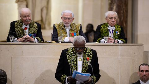 Ahmed Khalifa Niasse : "Je suis membre de l'académie française" (Vidéo) ousmane sow 300x169 - Ahmed Khalifa Niasse : "Je suis membre de l'académie française" (Vidéo)