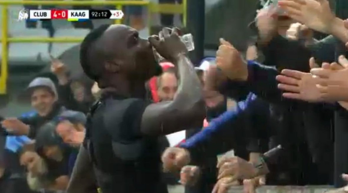 Bruges: Diagne a célébré son but en buvant la boisson d’un supporter (vidéo)