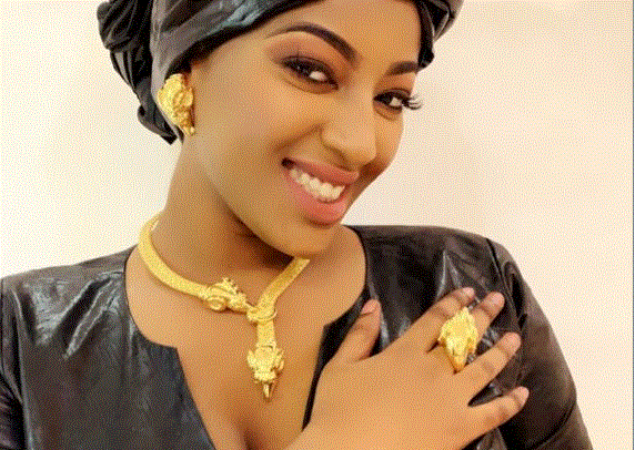 Betty en mode typiquement traditionnelle…(photos)