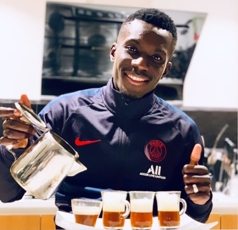 Idrissa Guèye sert du thé à Neymar avant Brésil-Sénégal (Photo)