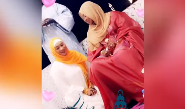 Touba : La femme de Pape Diouf reçue par Sokhna Bally Mbacké…(vidéo)