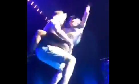 Lady Gaga : Un fan la fait tomber de scène à Las Vegas…(vidéo)