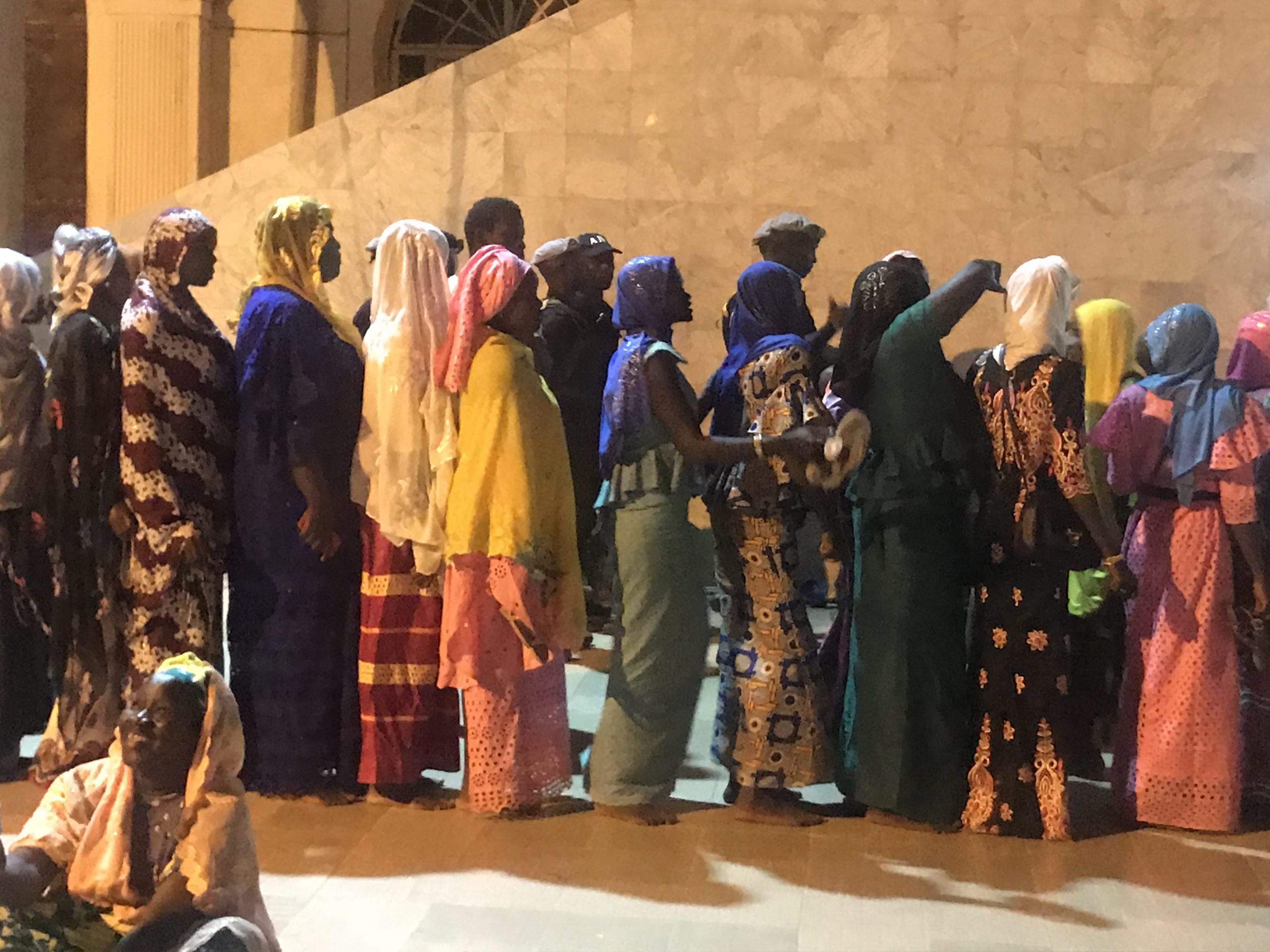 (15 Photos) – Le mausolée de Baye Niasse assailli à la veille du Gamou