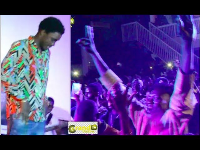 En retard, Wally Seck hué par ses fans