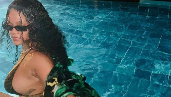 Bain de minuit : Rihanna met en valeur ses jolies formes …(photos)