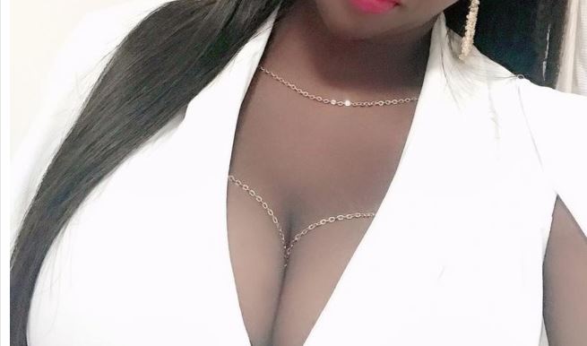 Seins au vent, Kiné casse encore Internet…(photos)