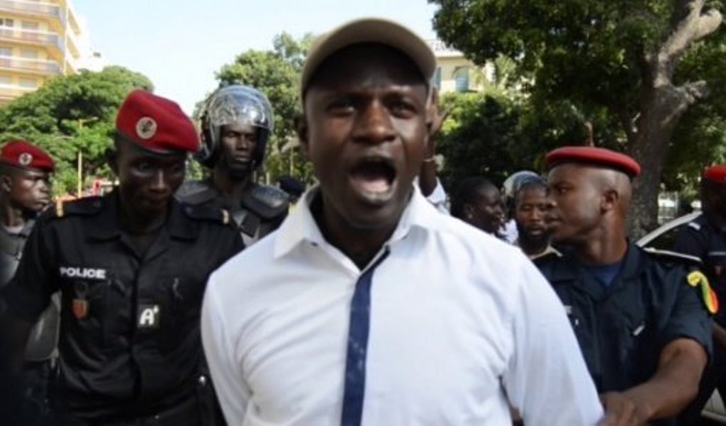 Babacar Diop encore arrêté, devant la prison du Camp pénal