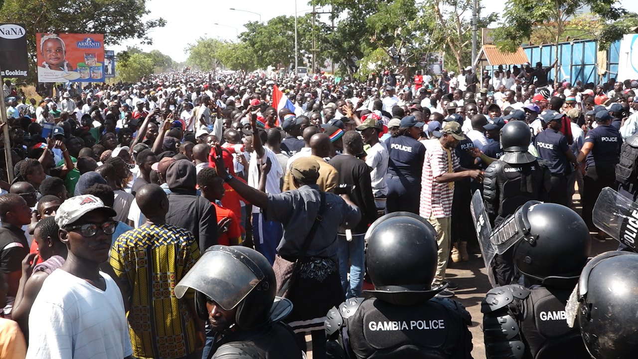 Gambie : « Three years Jotna » demande à Barrow de quitter le pouvoir